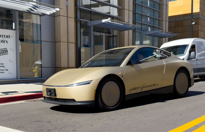 Auch Teslas geplantes Robotaxi ohne Lenkrad und Pedale soll nur mit Kameras als Sensoren auskommen. (Archivbild)<span class='image-autor'>Foto: Andrej Sokolow/dpa</span>