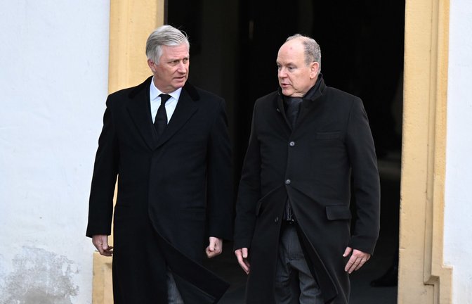König Philipp von Belgien und Fürst Albert von Monaco schreiten von einem Nebeneingang des Schlosses zum Salemer Münster.<span class='image-autor'>Foto: dpa/Bernd Weißbrod</span>