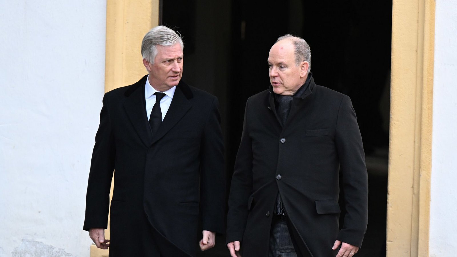 König Philipp von Belgien und Fürst Albert von Monaco schreiten von einem Nebeneingang des Schlosses zum Salemer Münster.Foto: dpa/Bernd Weißbrod König Philipp von Belgien und Fürst Albert von Monaco schreiten von einem Nebeneingang des Schlosses zum Salemer Münster.Foto: dpa/Bernd Weißbrod