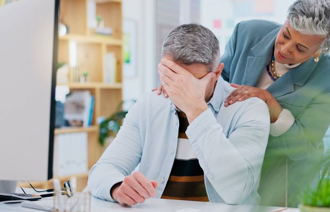 Viele schleppen sich krank zur Arbeit – leistungsfähig sind sie dann aber in der Regel nicht.<span class='image-autor'>Foto: imago//Yuri Arcurs</span>
