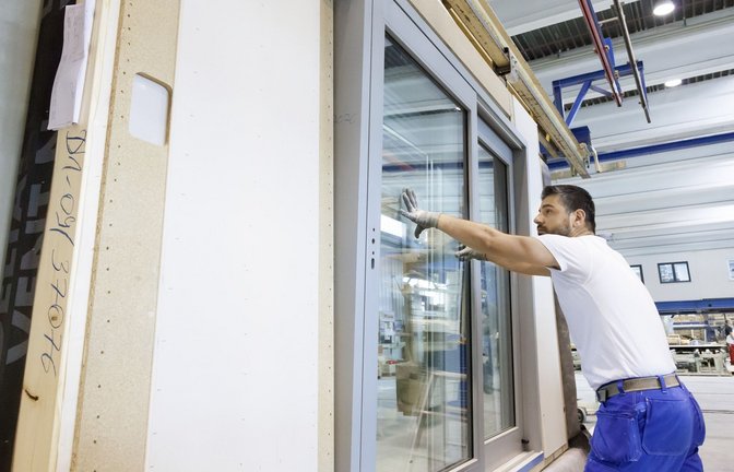 Produktion bei Schwörer Haus in Oberstetten: Bei der Hauswand  werden  Fenster eingebaut.<span class='image-autor'>Foto: Schwörer Haus</span>