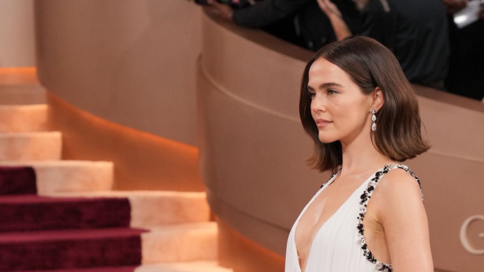 Die „Roaring Twenties“ beschwörte Zoey Deutch mit diesem schwarz-weißen, tief ausgeschnittenen Kleid mit Paillettendetails herauf.Foto: Jordan Strauss/Invision/AP/dpa