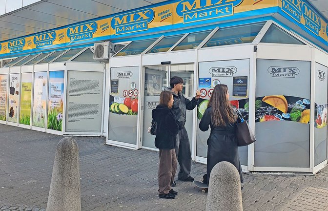 Alina, Mischa und Erza decken sich am Mixmarkt mit Eis ein.<span class='image-autor'>Foto: Eberhard Wein</span>