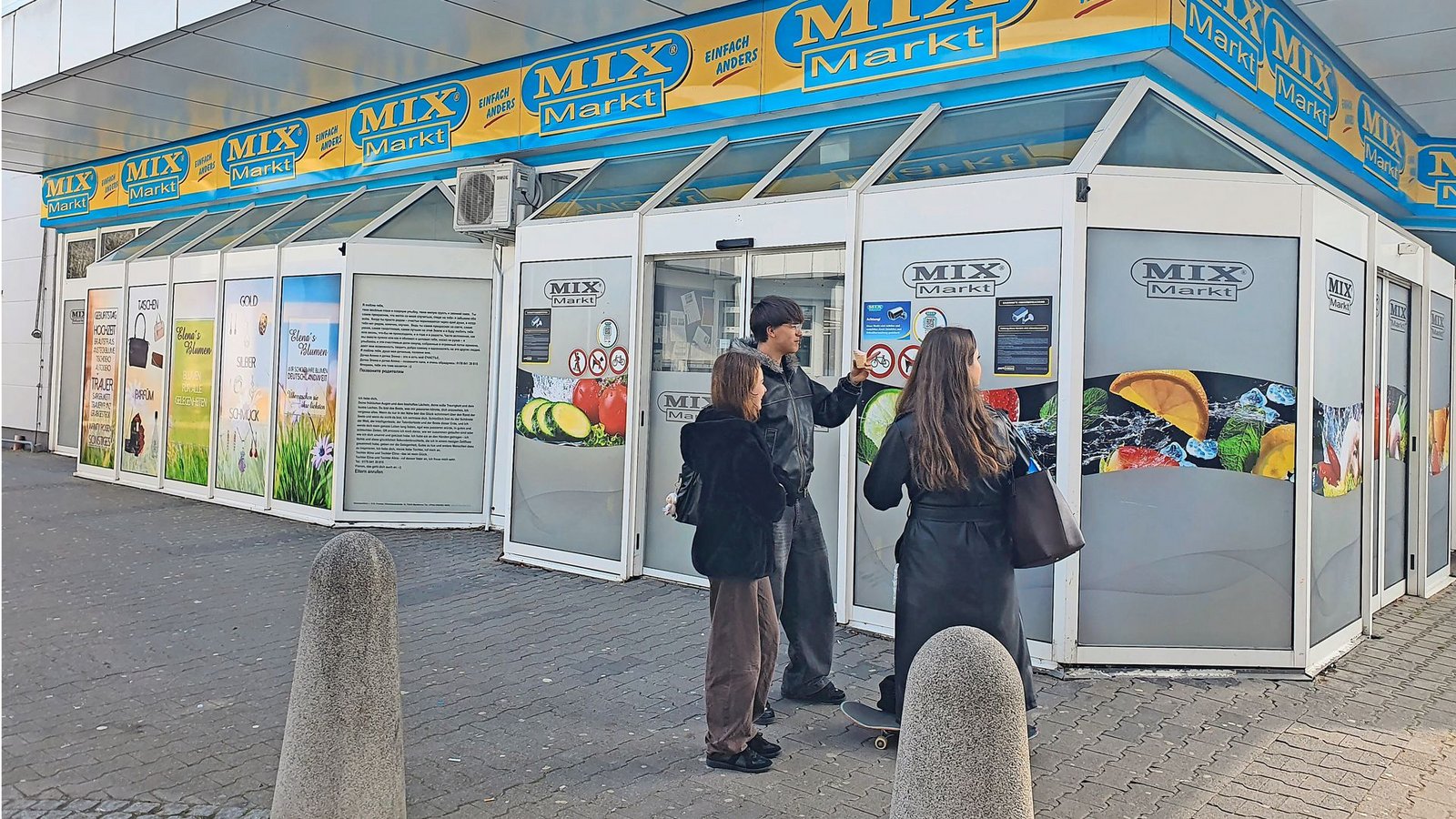 Alina, Mischa und Erza decken sich am Mixmarkt mit Eis ein.Foto: Eberhard Wein
