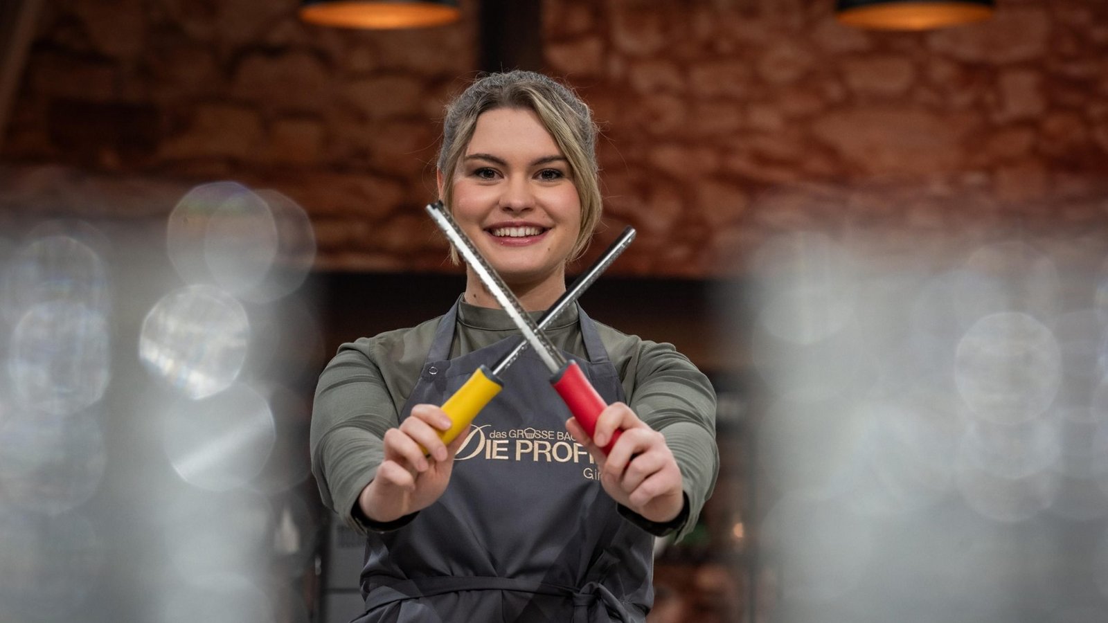 Gina (26), aus Heidelberg, vermittelt als Kursleiterin ihr Fachwissen rund um Schokoladenschaustücke und Zuckerartistik an angehende Meister.Foto: Joyn / Claudius Pflug Gina (26), aus Heidelberg, vermittelt als Kursleiterin ihr Fachwissen rund um Schokoladenschaustücke und Zuckerartistik an angehende Meister.Foto: Joyn / Claudius Pflug