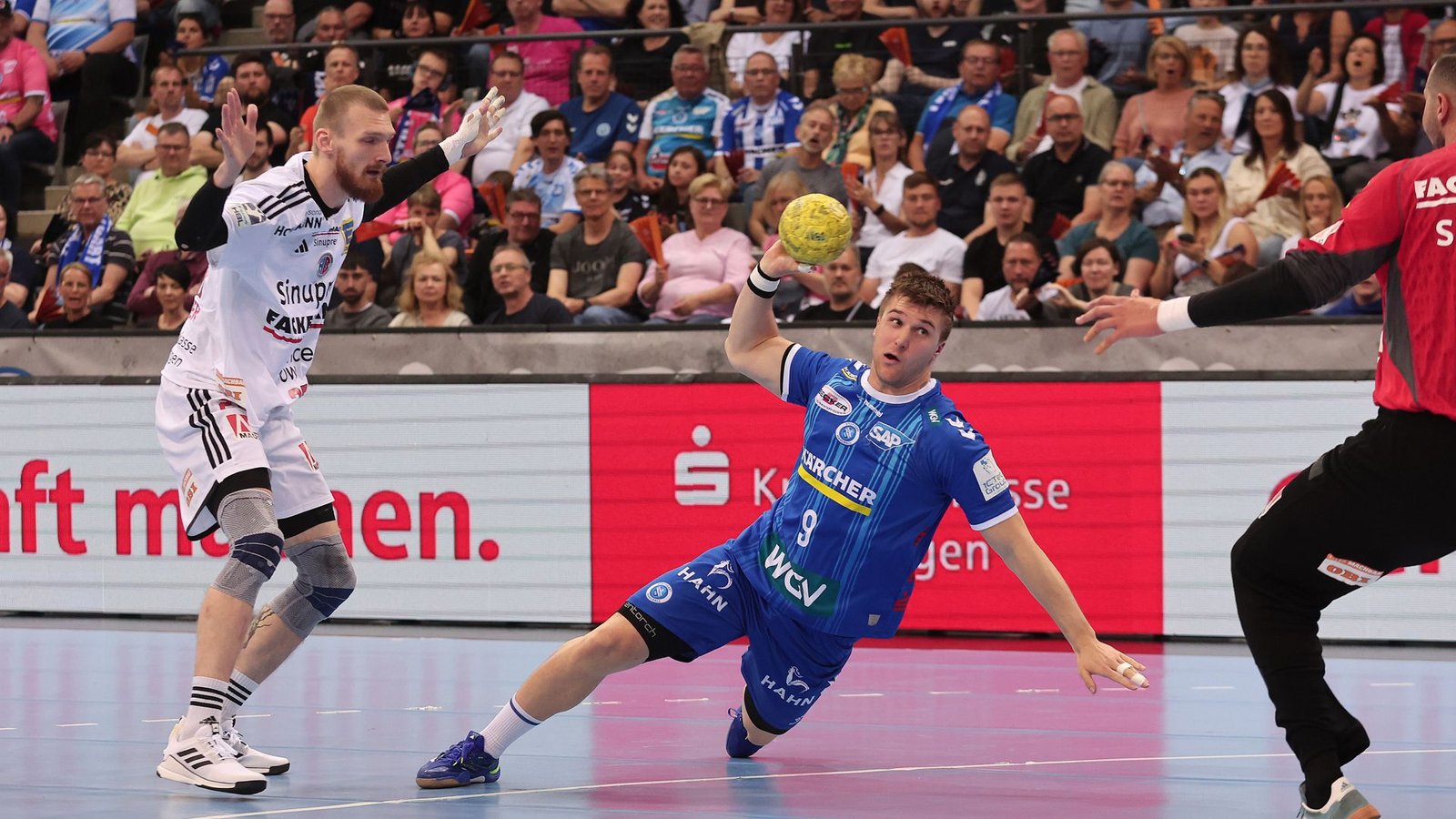 Gianfranco Pribetic wirft vom Kreis aufs HCE-Tor.Foto: Pressefoto Baumann