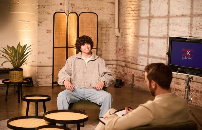 Kandidat Kevin beim Medientraining mit Journalist und Moderator Christian Düren.<span class='image-autor'>Foto: ProSieben/Max Montgomery</span>