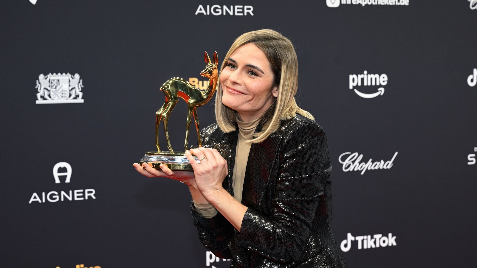 Hazel Brugger zeigt ihren BAMBI, in der Kategorie Comedy, bei der 77. Bambi-Verleihung in den Bavaria Filmstudios.Foto: Felix Hörhager/dpa Hazel Brugger zeigt ihren BAMBI, in der Kategorie Comedy, bei der 77. Bambi-Verleihung in den Bavaria Filmstudios.Foto: Felix Hörhager/dpa