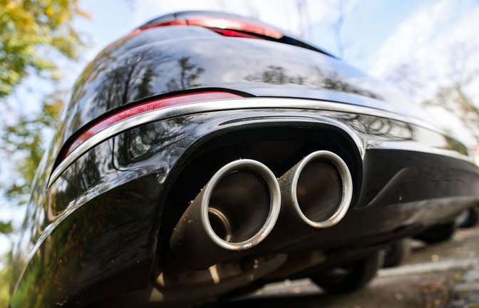 Autos mit Verbrennungsmotor und Auspuff werden in der EU länger erlaubt als bisher geplant.<span class='image-autor'>Foto: dpa/Oliver Berg</span>