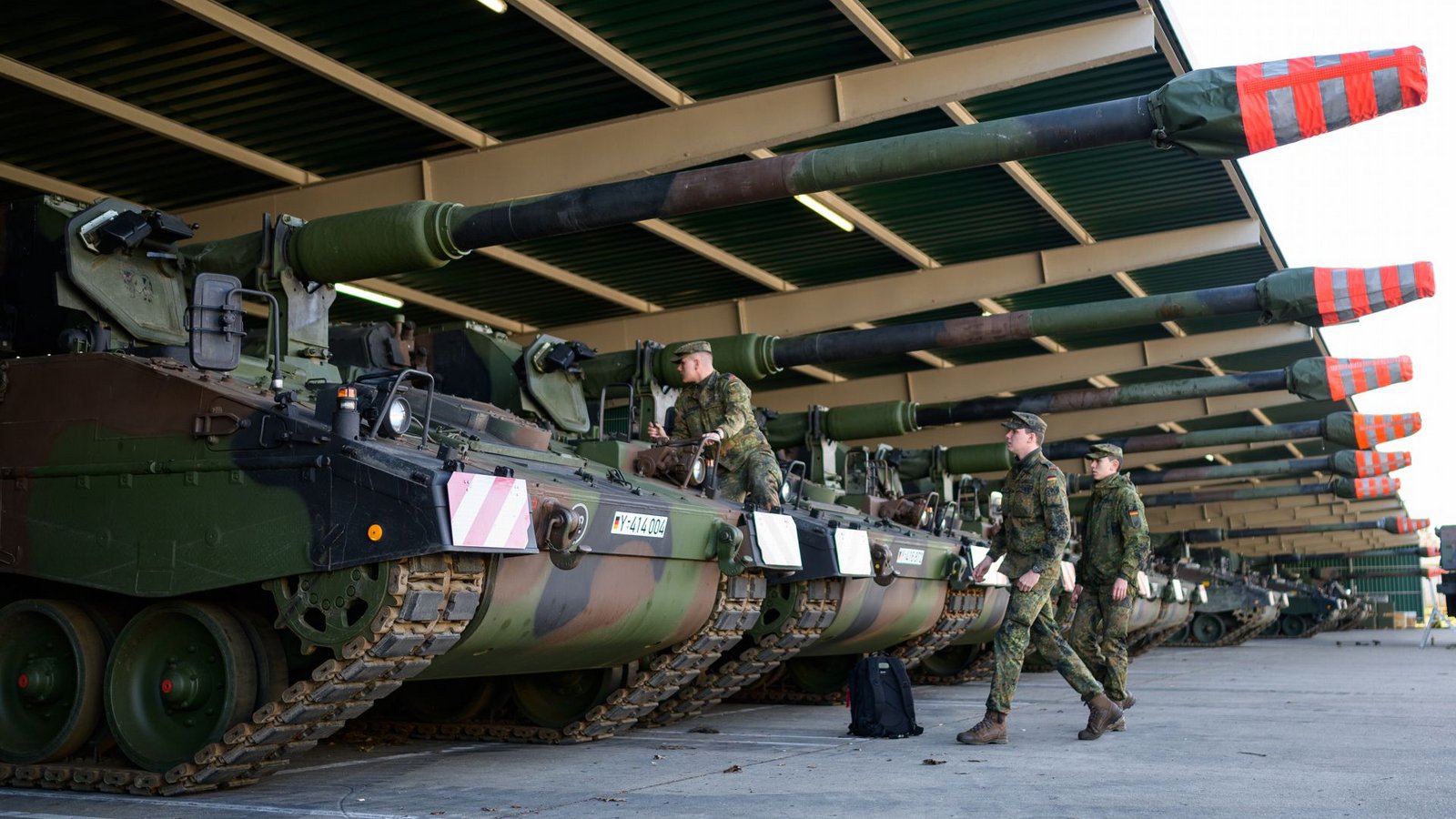Sechs Panzerhaubitzen 2000 (PzH 2000) der Bundeswehr werden in der Hindenburg-Kaserne im niedersächsischen Munster auf ihren Transport Richtung Litauen vorbereitet. Deutschland wird der Ukraine sieben Panzerhaubitzen 2000 liefern.Foto: dpa/Philipp Schulze