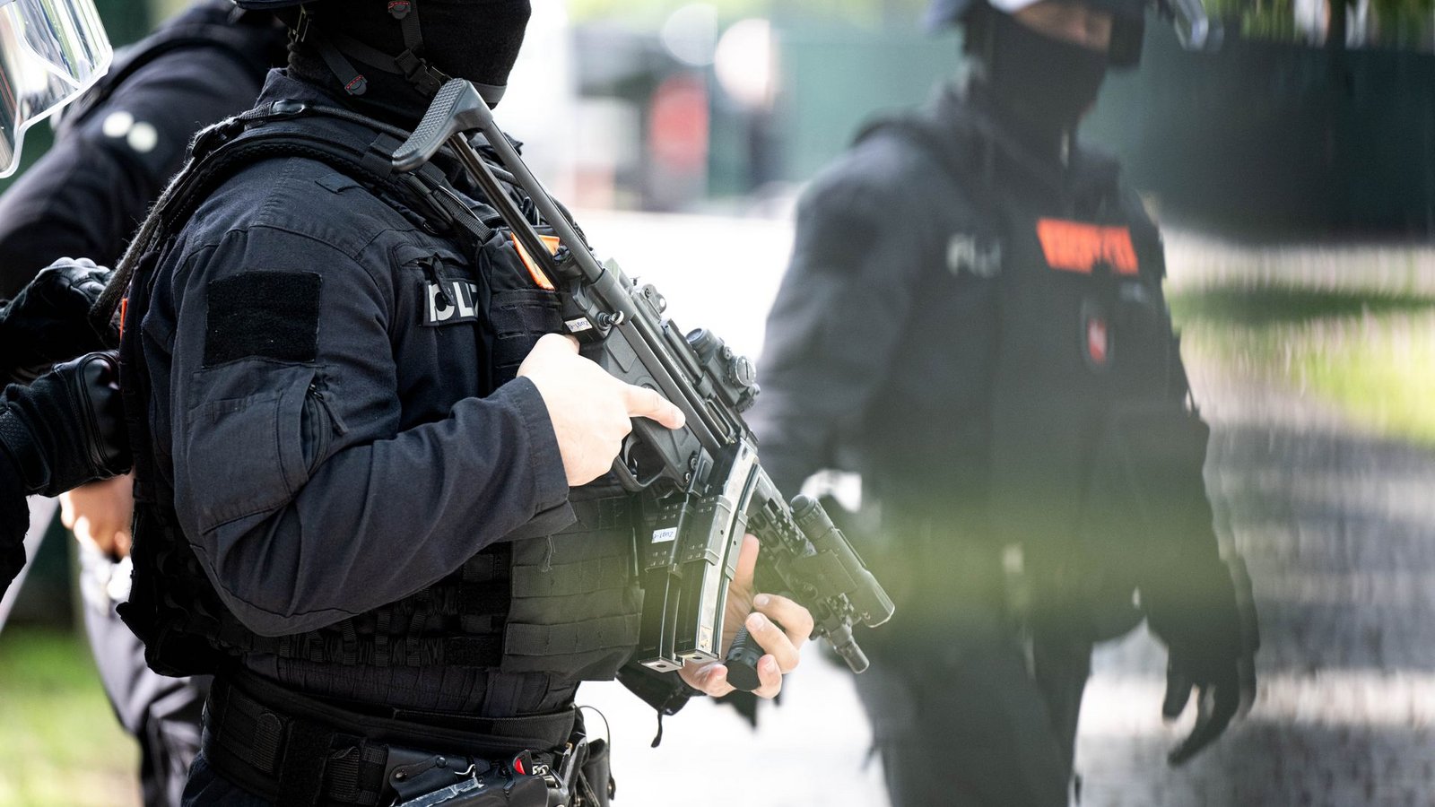 Bewaffnete Einsatzkräfte bewachen das Gerichtsgelände. (Archivbild)Foto: Sina Schuldt/dpa Bewaffnete Einsatzkräfte bewachen das Gerichtsgelände. (Archivbild)Foto: Sina Schuldt/dpa