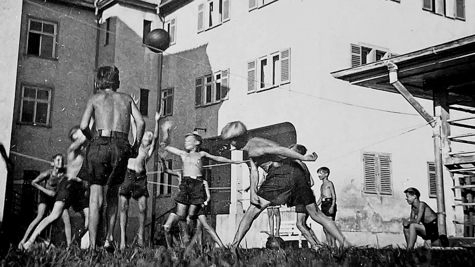 Von 1940 an nutzen die Nazis das Schloss Grafeeck als Heim der Kinderlandverschickung
Foto:
Gedenkstätte Grafeneck/Dokumentationszentrum
Von 1940 an nutzen die Nazis das Schloss Grafeneck als Heim der Kinderlandverschickung und für die HitlerjugendFoto: Gedenkstätte Grafeneck/Dokumentationszentrum Von 1940 an nutzen die Nazis das Schloss Grafeeck als Heim der Kinderlandverschickung
Foto:
Gedenkstätte Grafeneck/Dokumentationszentrum
Von 1940 an nutzen die Nazis das Schloss Grafeneck als Heim der Kinderlandverschickung und für die HitlerjugendFoto: Gedenkstätte Grafeneck/Dokumentationszentrum