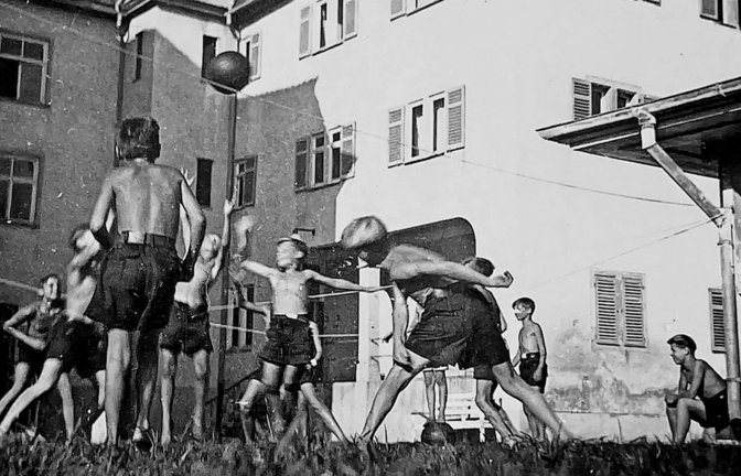 Von 1940 an nutzen die Nazis das Schloss Grafeeck als Heim der Kinderlandverschickung
Foto: 
Gedenkstätte Grafeneck/Dokumentationszentrum


Von 1940 an nutzen die Nazis   das Schloss Grafeneck als Heim der Kinderlandverschickung und für die Hitlerjugend<span class='image-autor'>Foto: Gedenkstätte Grafeneck/Dokumentationszentrum</span>