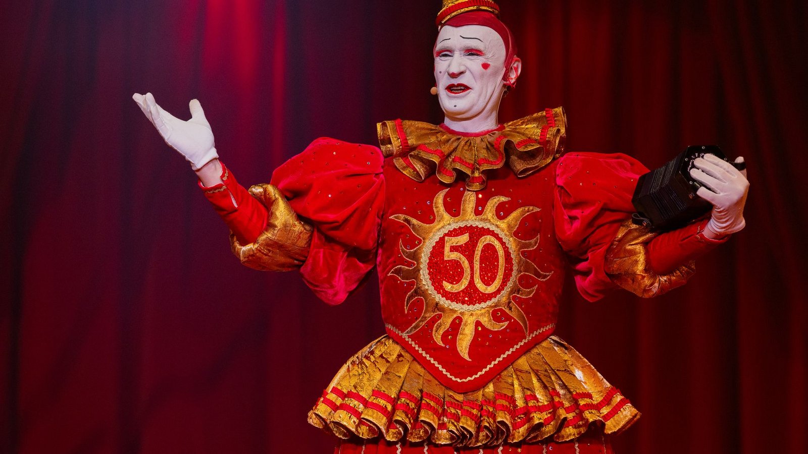 Weißclown "Gensi" (Fulgenci Mestres) ist seit mehr als 20 Jahren einer der Stars bei Roncalli.Foto: Rolf Vennenbernd/dpa