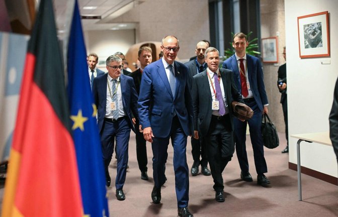 So sähe sich Friedrich Merz gerne: als Anführer und Macher. Doch der Bundeskanzler hat bisher wenige Ankündigungen wirklich eingelöst.<span class='image-autor'>Foto: AFP</span>