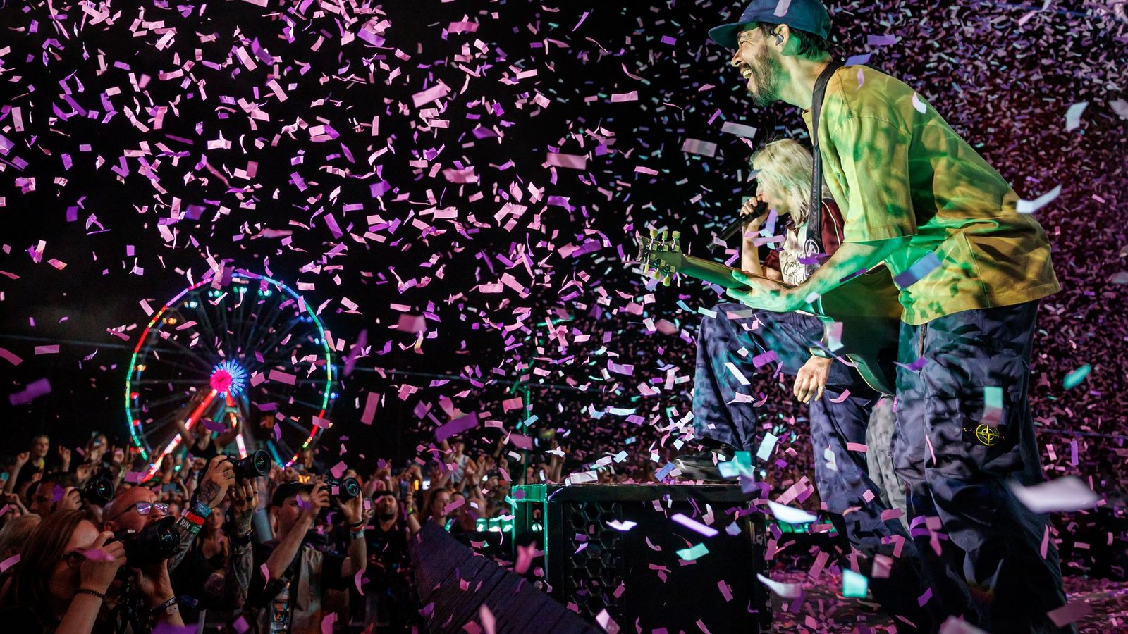 Die Sänger Emily Marcia Armstrong und Mike Shinoda beim Open-Air-Festival Rock im Park.Foto: Daniel Karmann/dpa