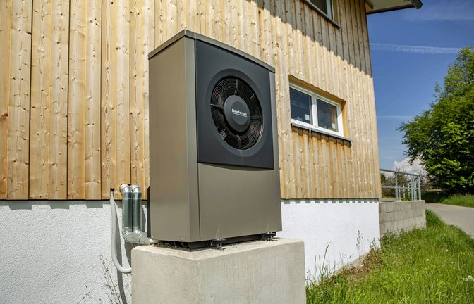 Diese Wärmepumpe nimmt Wärme aus  der Luft auf und überträgt sie auf die Heizungsanlage.<span class='image-autor'>Foto: imago/Manngold</span>