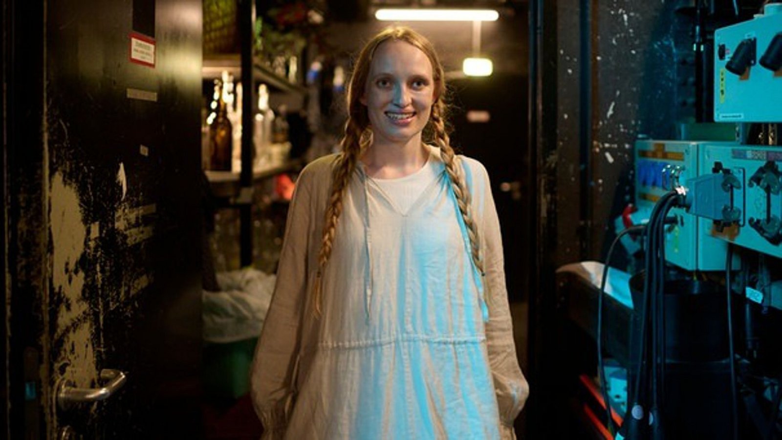 Die junge Schauspielerin Stella gerät unter Verdacht. Sie darf beinahe einspringen für den Star des Abends – der dann ermordet wird.Foto: BR/Claussen+Putz Filmproduktion GmbH/Walter Wehner