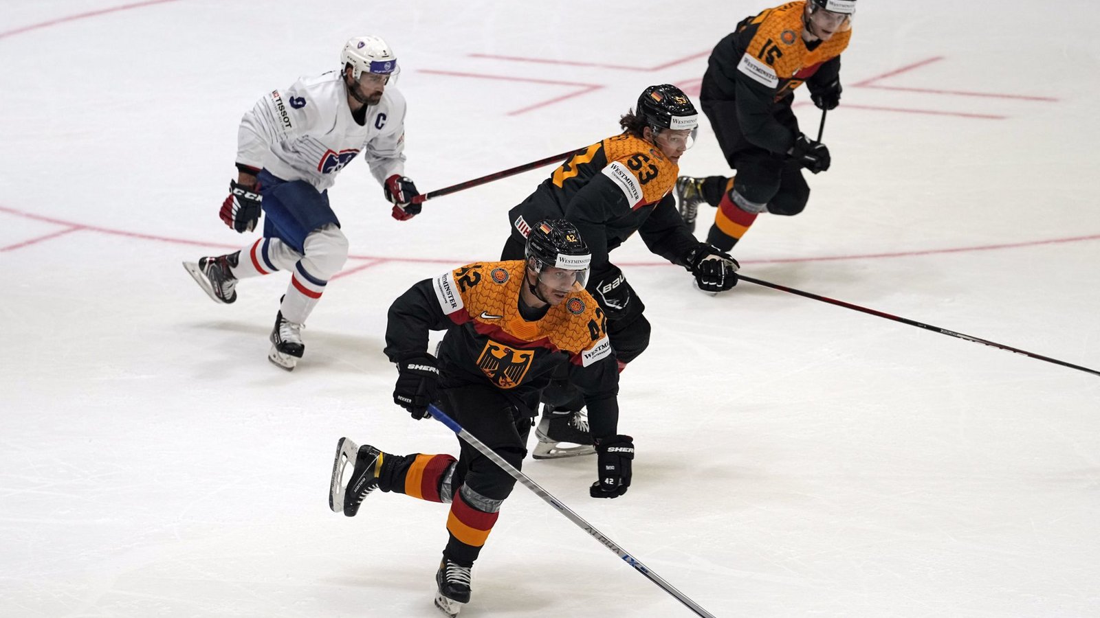 Deutschlands Eishockey-Cracks sind bei der Weltmeisterschaft in Finnland weiter auf Viertelfinal-Kurs.Foto: dpa/Martin Meissner