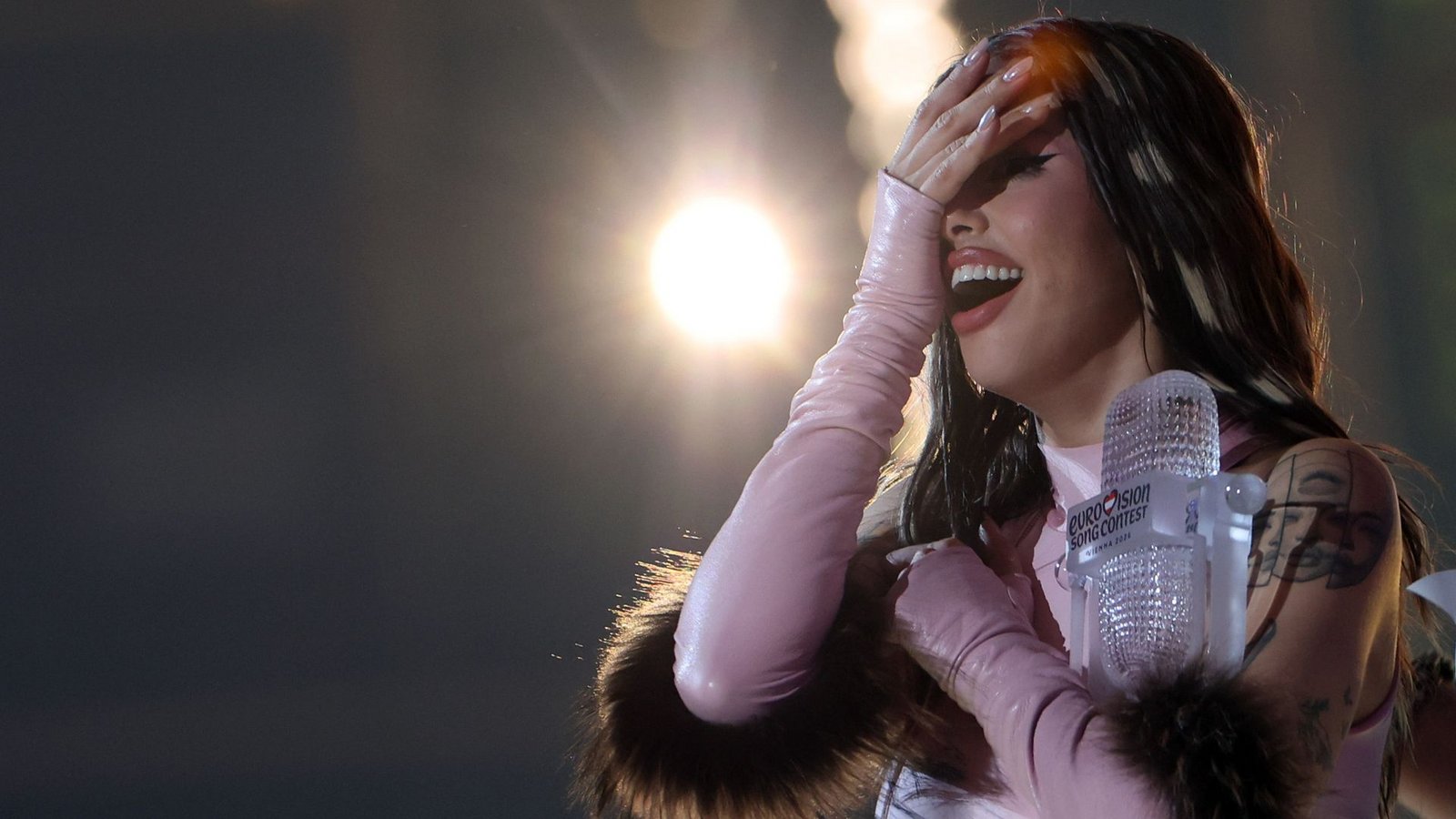 Scheint es kaum fassen zu können: ESC-Siegerin Dara aus Bulgarien.Foto: Jens Büttner/dpa Scheint es kaum fassen zu können: ESC-Siegerin Dara aus Bulgarien.Foto: Jens Büttner/dpa