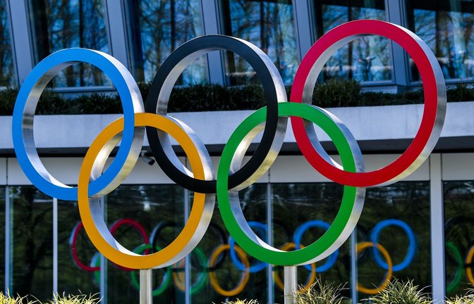 Die Olympischen Ringe am Eingang des IOC in Lausanne.<span class='image-autor'>Foto: Jean-Christophe Bott/KEYSTONE/dpa</span>