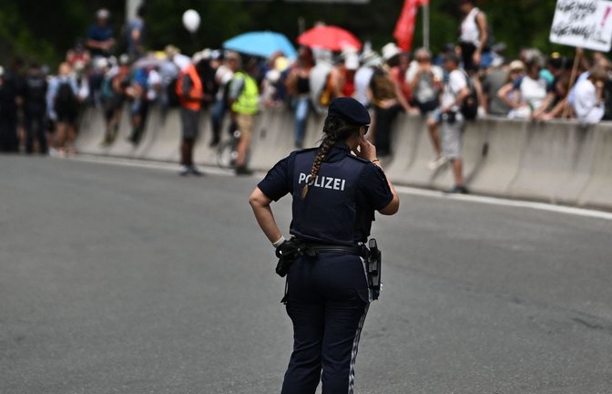 Menschen statt Autos auf der A13. Am Brenner wird am Samstag demonstriert, die Autobahn ist gesperrt.<span class='image-autor'>Foto: AFP</span>