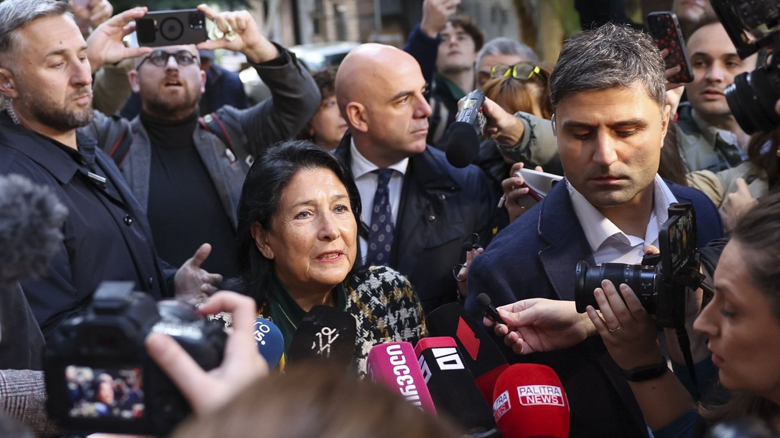 Die pro-westliche Präsidentin Salome Surabischwili berichtet von Gewalt an einigen Wahllokalen. (Archivbild)Foto: dpa