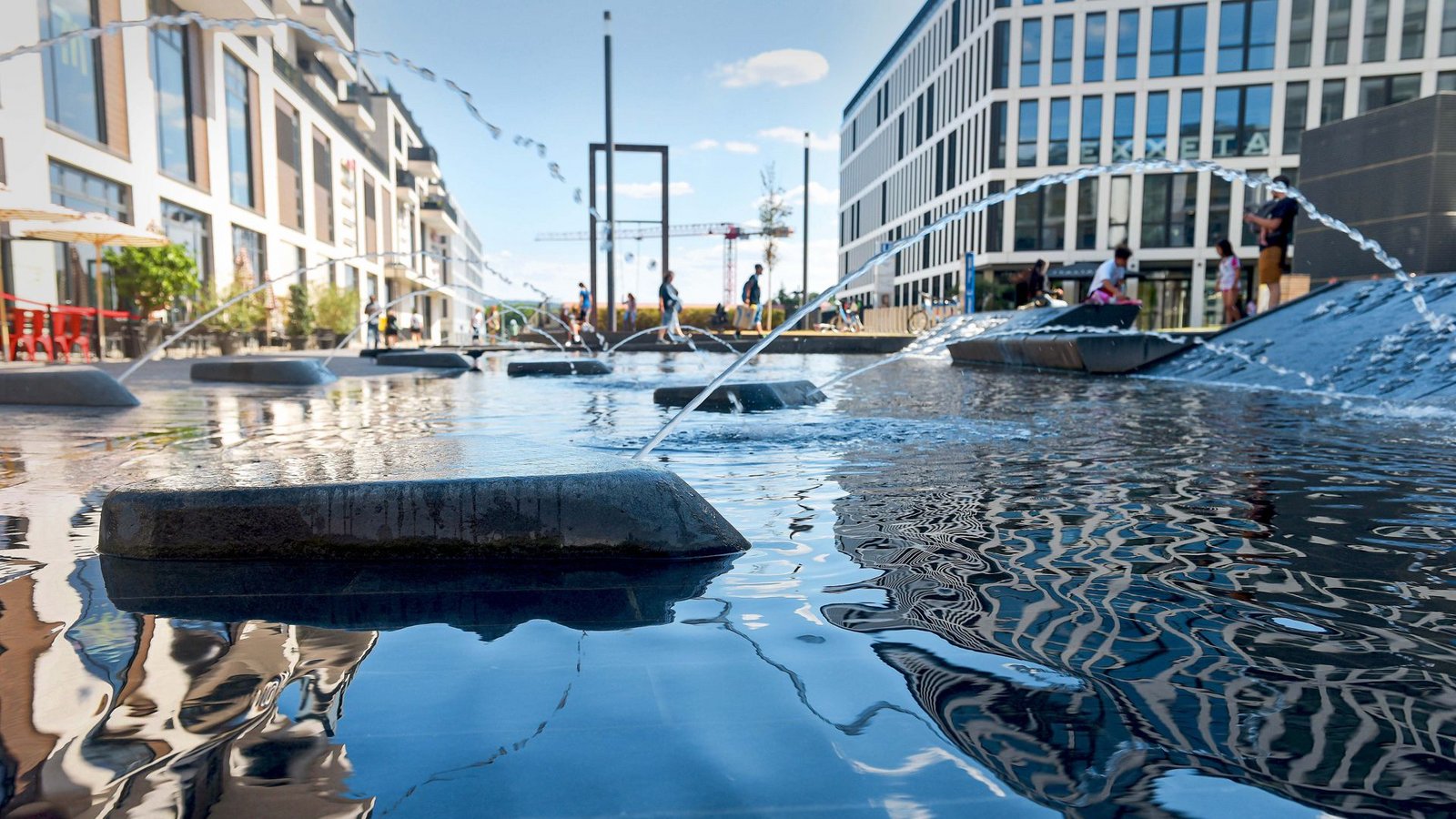Wasserflächen – hier zwischen Stadtbücherei und Milaneo – helfen bei der Abkühlung.Foto: LICHTGUT/Max Kovalenko Wasserflächen – hier zwischen Stadtbücherei und Milaneo – helfen bei der Abkühlung.Foto: LICHTGUT/Max Kovalenko