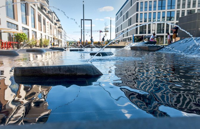 Wasserflächen – hier zwischen Stadtbücherei und Milaneo – helfen bei der Abkühlung.<span class='image-autor'>Foto: LICHTGUT/Max Kovalenko</span>