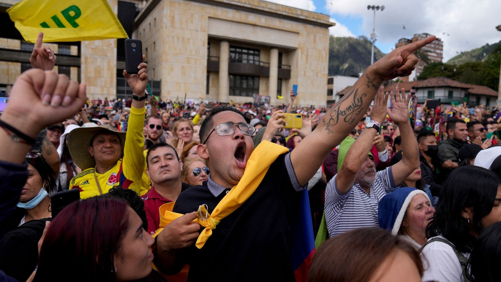 Unterstützer des neuen kolumbianischen Präsidenten Gustavo Petro feiern während seiner Amtseinführung auf dem Bolivar-Platz in der Hauptstadt Bogota.Foto: Ariana Cubillos/AP/dpa