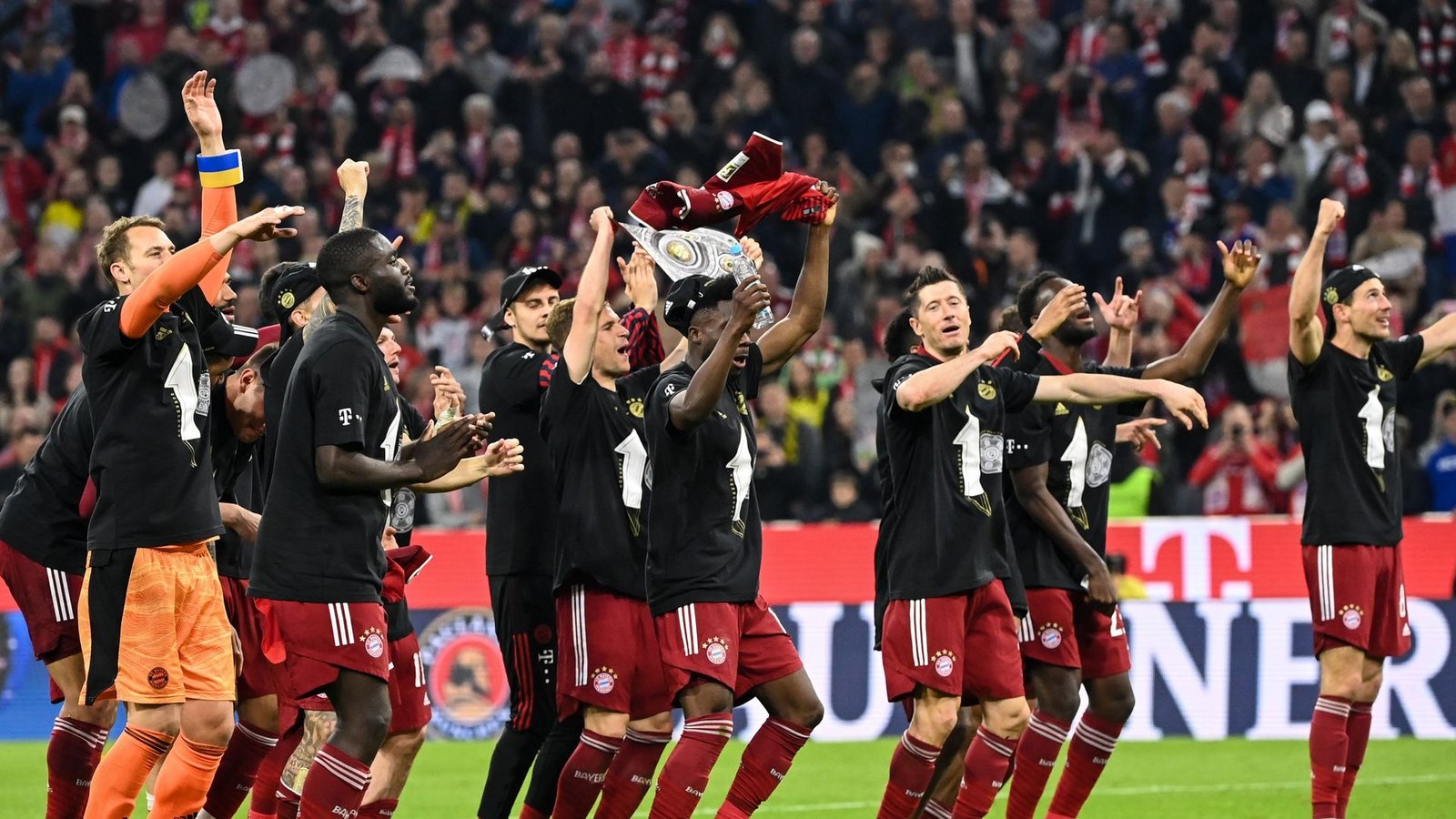 Die Bayern sind durch den Sieg gegen Dortmund vorzeitig Meister.Foto: Matthias Balk/dpa