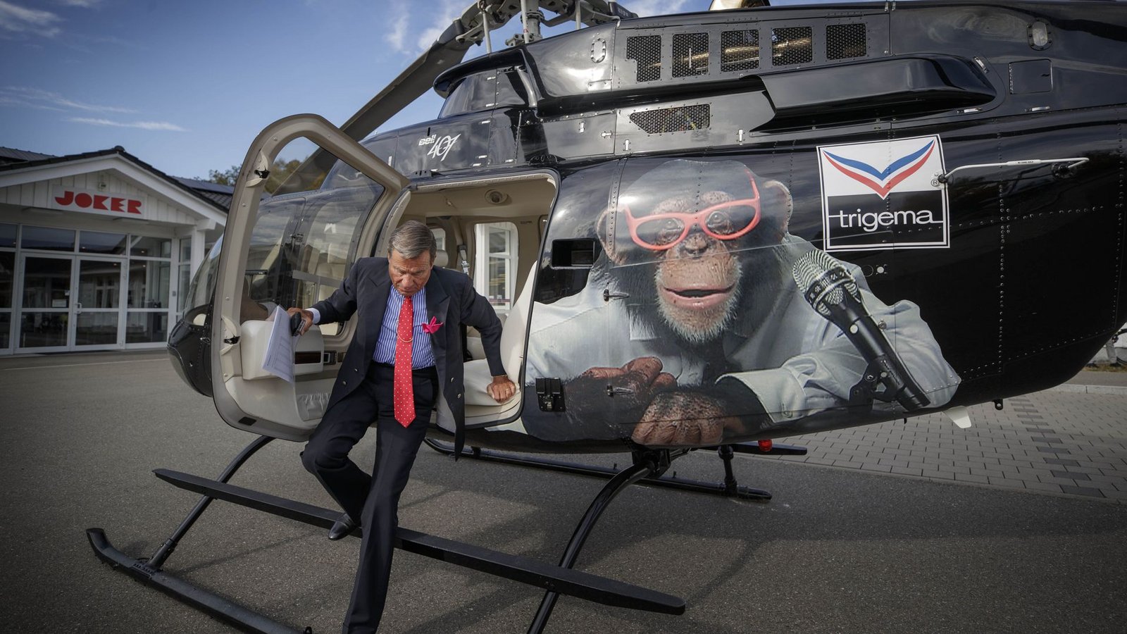 Der Unternehmer fliegt immer wieder im firmeneigenen Hubschrauber.Foto: Gottfried Stoppel Der Unternehmer fliegt immer wieder im firmeneigenen Hubschrauber.Foto: Gottfried Stoppel