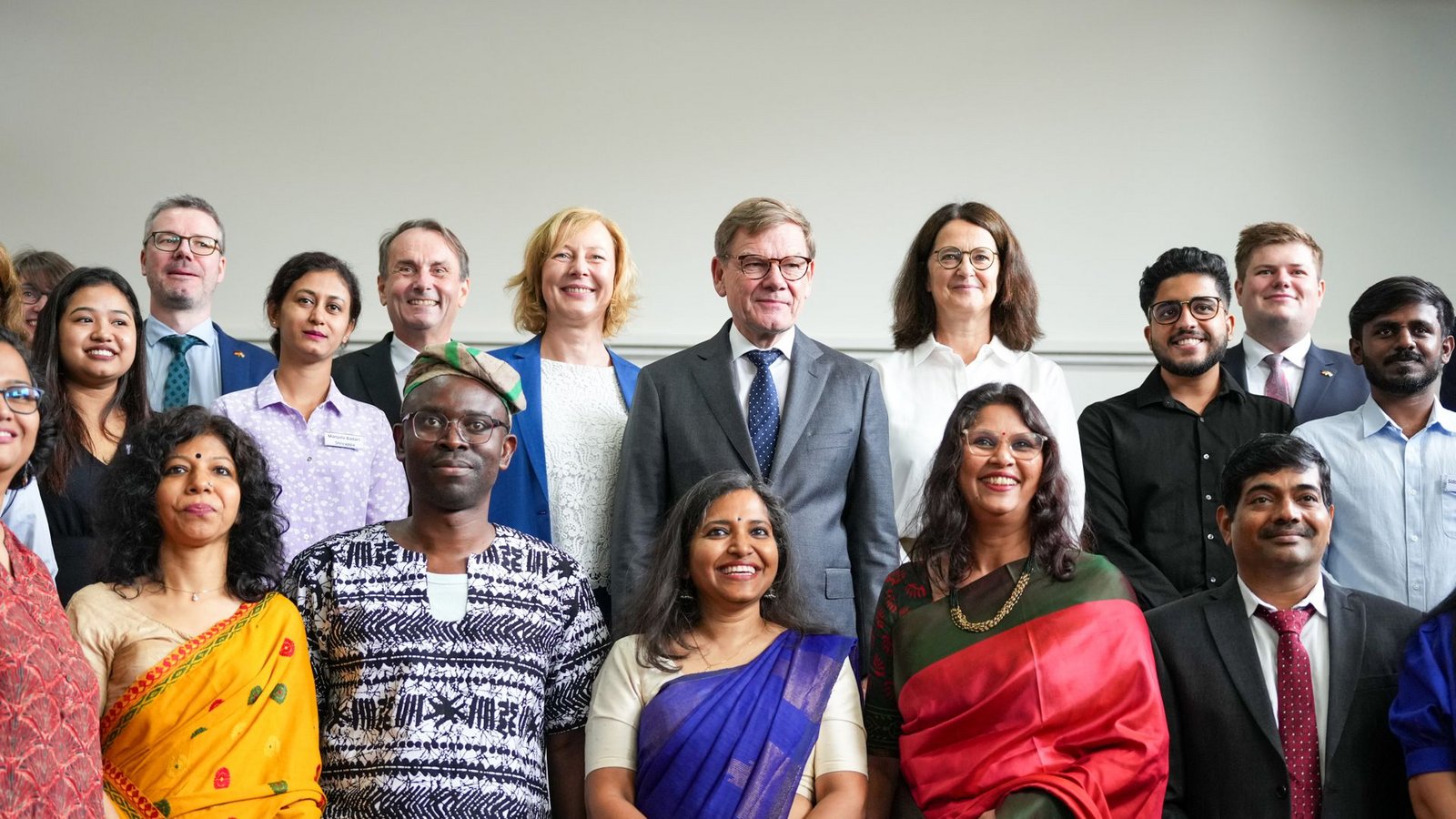 Außenminister Wadephul traf die indischen Deutschlernenden am Goethe-Institut in Bangalore.Foto: Soeren Stache/dpa