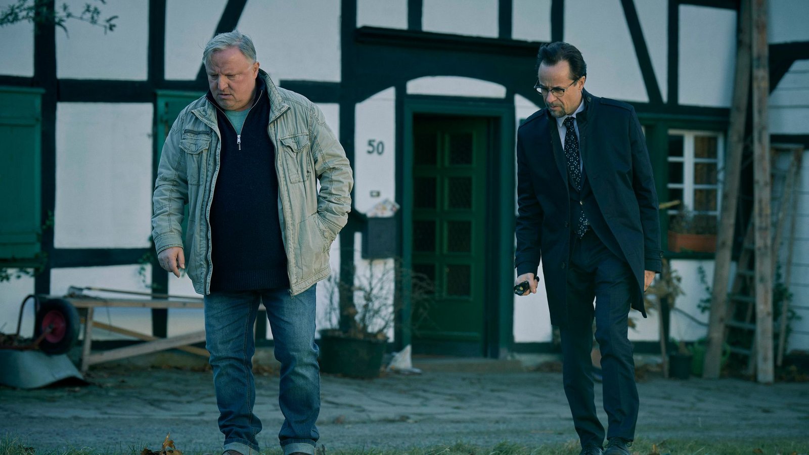 Kommissar Thiel (Axel Prahl, l.) und Prof. Boerne (Jan Josef Liefers, r.) auf Spurensuche, um die Todesumstände des Toten in der Kühltruhe aufzuklärenFoto: WDR/Frank Dicks Kommissar Thiel (Axel Prahl, l.) und Prof. Boerne (Jan Josef Liefers, r.) auf Spurensuche, um die Todesumstände des Toten in der Kühltruhe aufzuklärenFoto: WDR/Frank Dicks