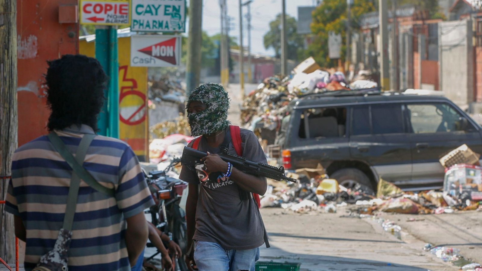 Bewaffnete Mitglieder der Bande G9 and Family an ihrer Straßensperre im Viertel Delmas 6 in Port-au-Prince.Foto: Odelyn Joseph/AP/dpa