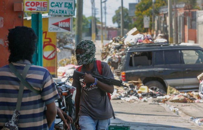 Bewaffnete Mitglieder der Bande G9 and Family an ihrer Straßensperre im Viertel Delmas 6 in Port-au-Prince.<span class='image-autor'>Foto: Odelyn Joseph/AP/dpa</span>