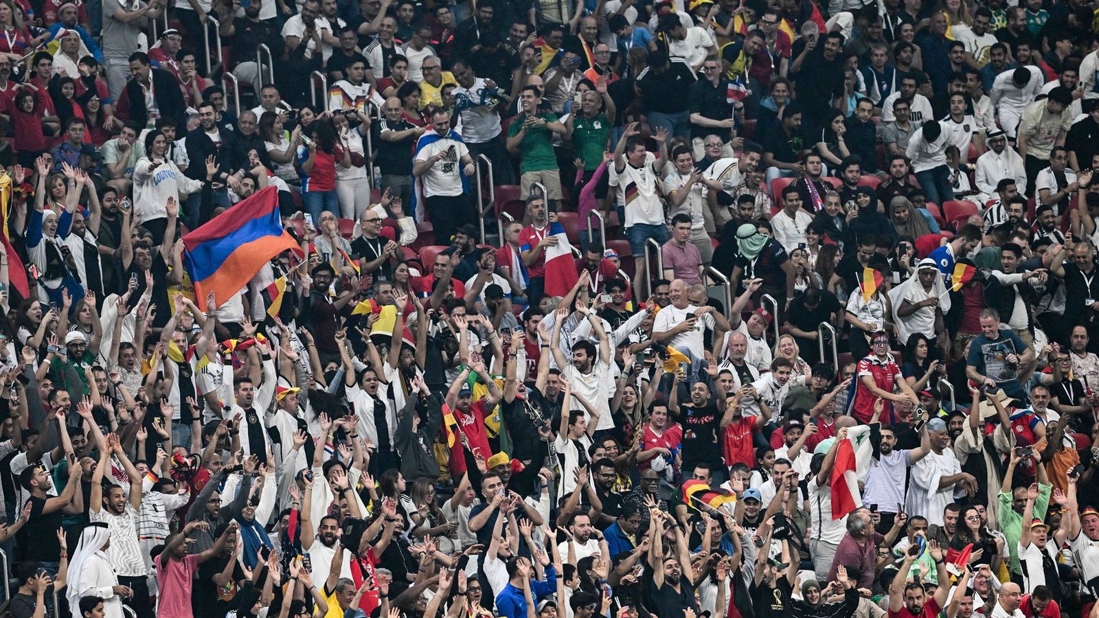 Costa Ricas Fans waren aus dem Häuschen.Foto: dpa/Federico Gambarini