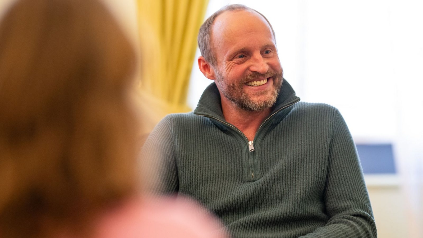 Schauspieler Florian Brückner, dessen Rolle als Florian Eder in der neuen RTL-"Pumuckl"-Serie das Papa-Image stärkt. (Archivbild)Foto: Lennart Preiss/dpa