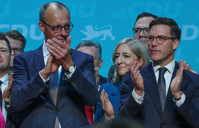 CDU Kanzlerkandidat Friedrich Merz  mit CDU-Landeschef Manuel Hagel bei einem Wahlkampfauftritt in Künzelsau.<span class='image-autor'>Foto: dpa/Daniel Löb</span>