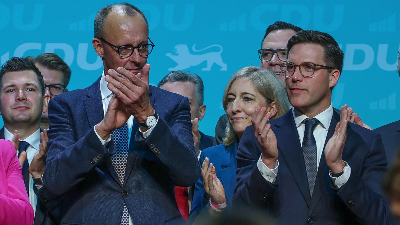 CDU Kanzlerkandidat Friedrich Merz mit CDU-Landeschef Manuel Hagel bei einem Wahlkampfauftritt in Künzelsau.Foto: dpa/Daniel Löb CDU Kanzlerkandidat Friedrich Merz mit CDU-Landeschef Manuel Hagel bei einem Wahlkampfauftritt in Künzelsau.Foto: dpa/Daniel Löb