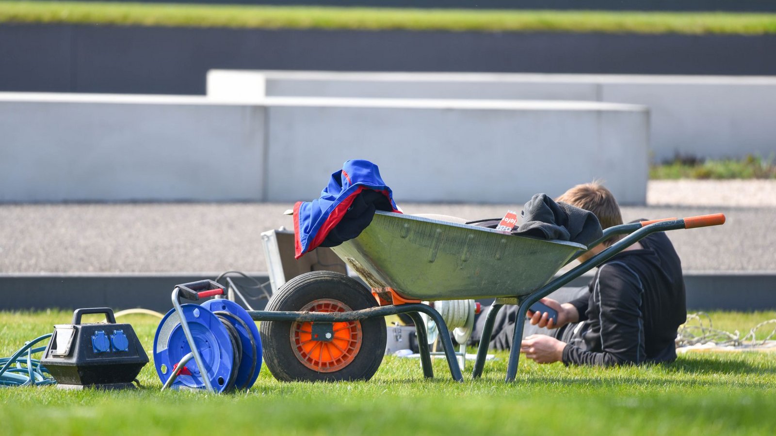 Ein Arbeiter macht auf dem Gelände der Landesgartenschau in Landau in der Pfalz neben einer Schubkarre eine Pause.Foto: Uwe Anspach/dpa/Uwe Anspach Ein Arbeiter macht auf dem Gelände der Landesgartenschau in Landau in der Pfalz neben einer Schubkarre eine Pause.Foto: Uwe Anspach/dpa/Uwe Anspach