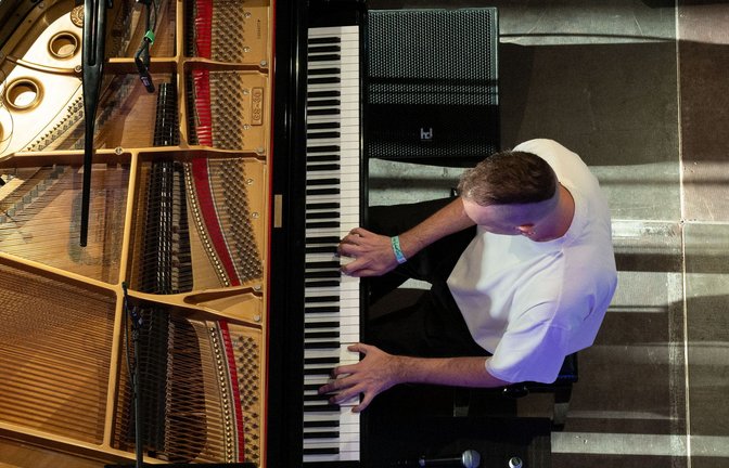 Josh Cohen verbindet Jazz, moderne Klassik und Improvisation mit der Energie elektronischer Live-Sets.<span class='image-autor'>Foto: Lichtgut/Leif Piechowski</span>