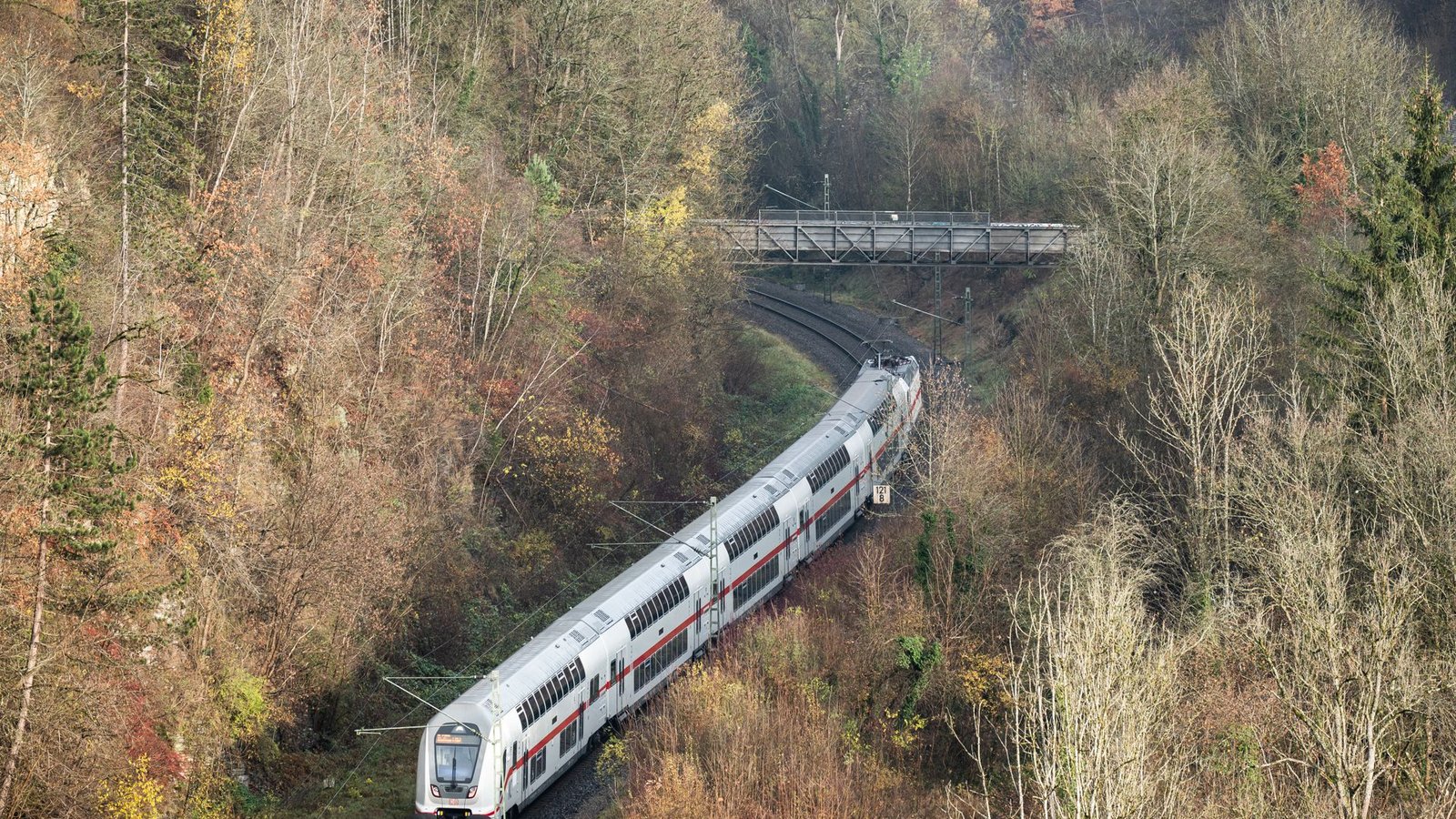 Auf ein solches Bild muss noch eine Weile gewartet werden. Die Sperrung der Gäubahn hält an.Foto: Silas Stein/dpa/Silas Stein Auf ein solches Bild muss noch eine Weile gewartet werden. Die Sperrung der Gäubahn hält an.Foto: Silas Stein/dpa/Silas Stein