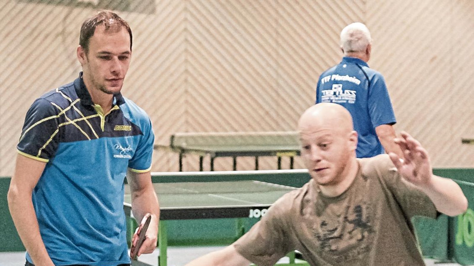 Sebastian Komander (links) wurde bester Spieler des Iptinger Turniers. Im Duo mit Andreas Kunkel (rechts) reichte es aber nicht ganz zum Sieg. Den mussten die Gündelbacher Michael Kuhn/Peter Dürr aus Zaisersweiher überlassen. Foto: Simecek Sebastian Komander (links) wurde bester Spieler des Iptinger Turniers. Im Duo mit Andreas Kunkel (rechts) reichte es aber nicht ganz zum Sieg. Den mussten die Gündelbacher Michael Kuhn/Peter Dürr aus Zaisersweiher überlassen. Foto: Simecek