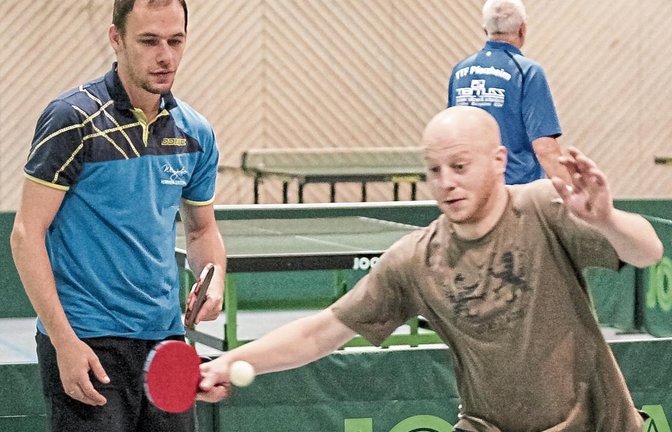 Sebastian Komander (links) wurde bester Spieler des Iptinger Turniers. Im Duo mit Andreas Kunkel (rechts) reichte es aber nicht ganz zum Sieg. Den mussten die Gündelbacher Michael Kuhn/Peter Dürr aus Zaisersweiher überlassen.   Foto: Simecek
