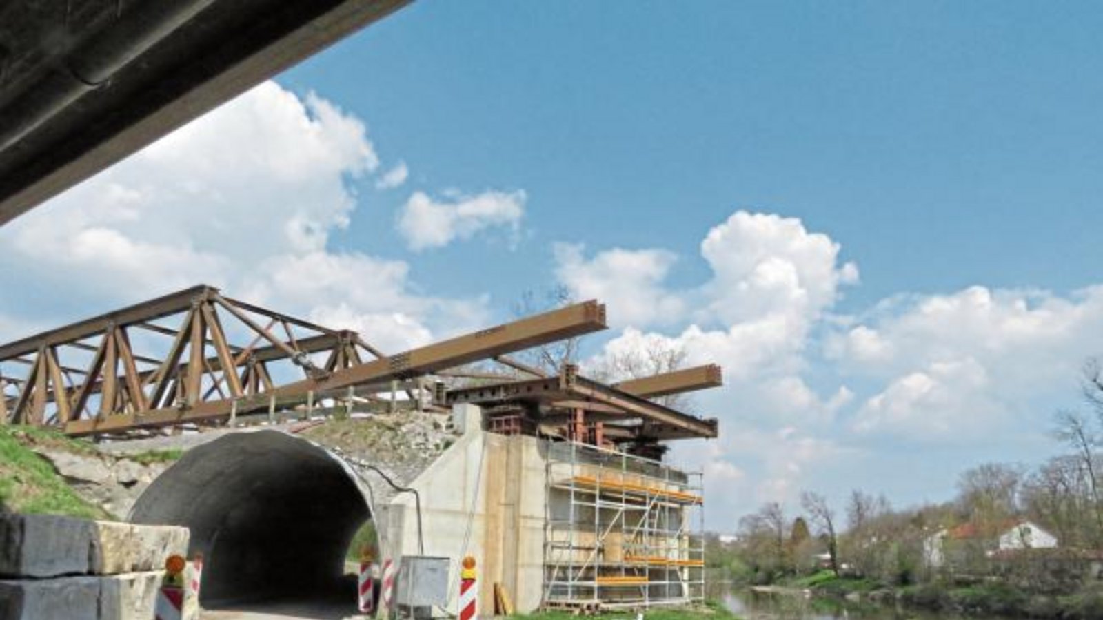 Rückzug: Bald ist die Behelfsbrücke der Bundesstraße 10 am Unteren Egelsee in Vaihingen Geschichte. Foto: Arning Rückzug: Bald ist die Behelfsbrücke der Bundesstraße 10 am Unteren Egelsee in Vaihingen Geschichte. Foto: Arning