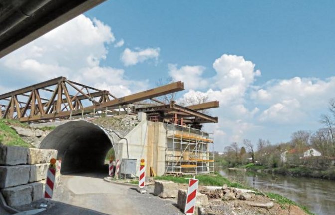 Rückzug: Bald ist die Behelfsbrücke der Bundesstraße 10 am Unteren Egelsee in Vaihingen Geschichte.  Foto: Arning