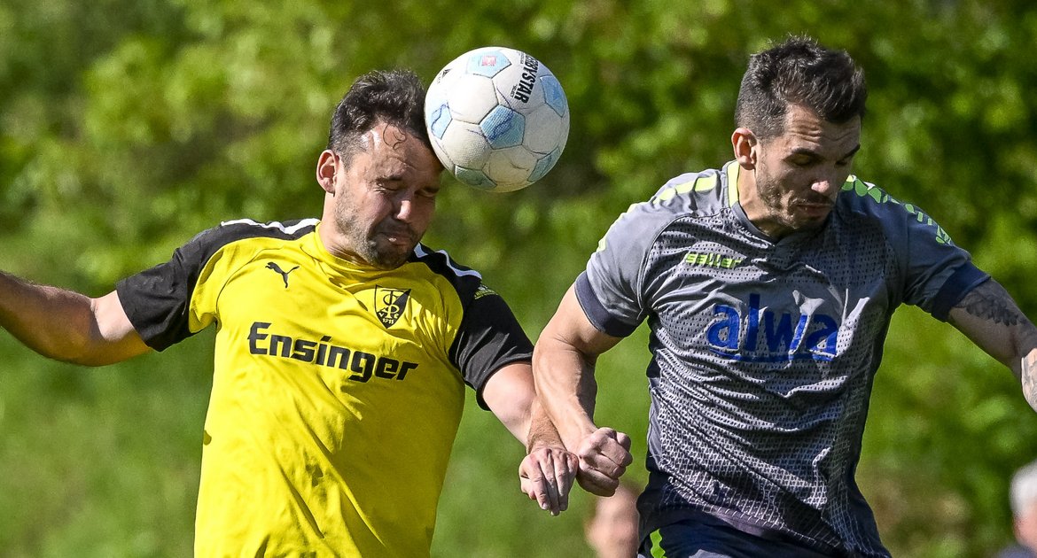 TSV Ensingen (gelbes Trikot) - SGM SC Hohenhaslach-SV Freudental , 19.04.2026,   Fußball, Männer, Kreisliga A3, Enz-Murr, Saison 2025 / 2026,  Kopfballduell zwischen Jens Fischer (TSV Ensingen, Startelf, #07) und Marcel Göttfert (SGM SC Hohenhaslach-SV Freudental, Startelf, #09) 