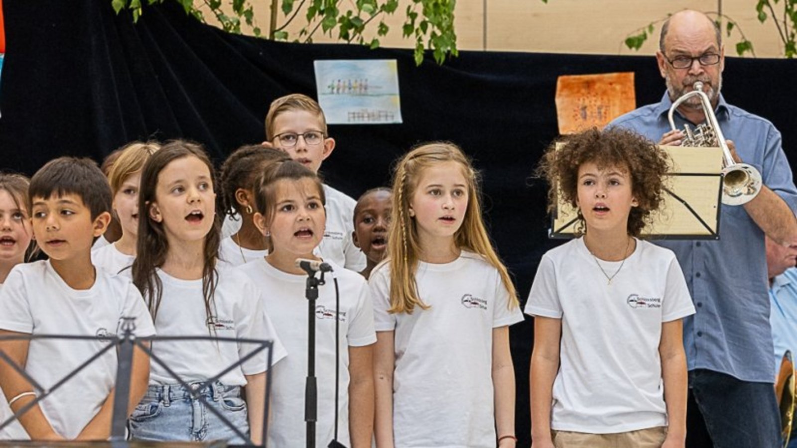 Stimmgewaltig: Der Löwenchor wird von Wolfgang Kapp mit der Trompete begleitet.