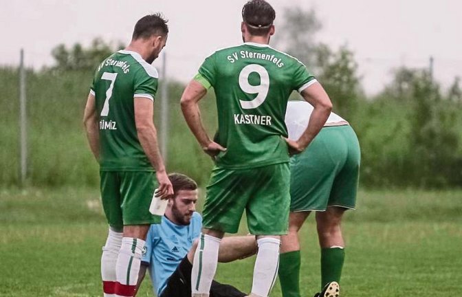 Hochdorfs Mutlu Acar (rechts) dehnt die verletzte Wade von Schiedsrichter Vincent Schöller . Die Sternenfelser Mustafa Tümoz (links) und Rony Kastner schauen zu. Foto: Simecek